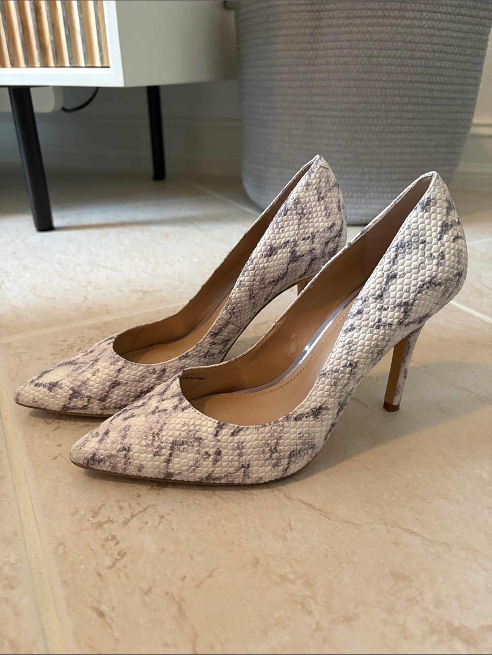 WHBM Women’s 6.5 Snake pump heels